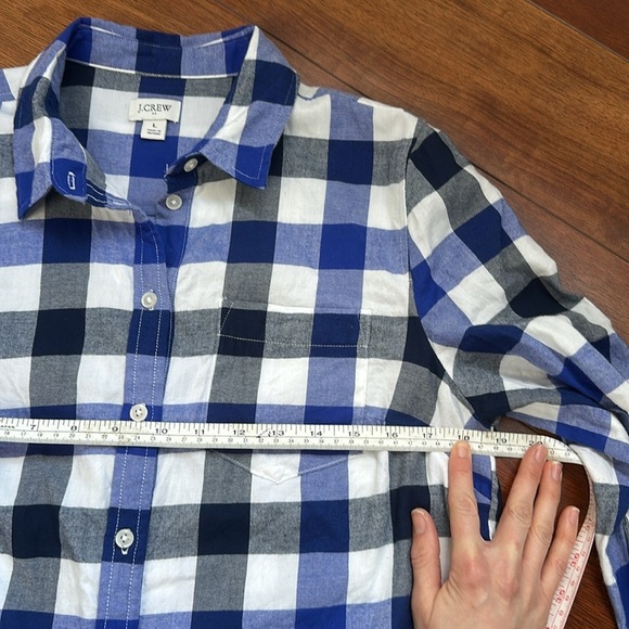 J. Crew Women’s Plaid Flannel Button Down Shirt Side Large Blue and White - Picture 3 of 5